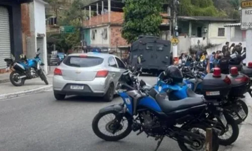 O corpo foi encaminhado para o IML de Niterói às 11h40. Como a ocorrência ainda está em andamento, a identidade ainda não foi divulgada