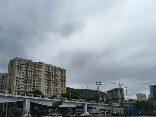 A previsão indica chuva entre 20 e 30 milímetros por hora, podendo chegar a 50 milímetros ao longo do dia