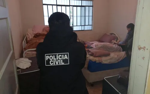 A fiscalização também constatou a ausência de prontuários, contratos e registros de atendimento, além de problemas estruturais como infiltrações em quartos entre outros