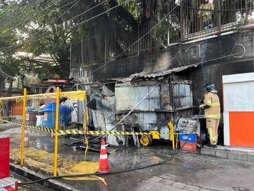 Bombeiros atuando no rescaldo do incêndio