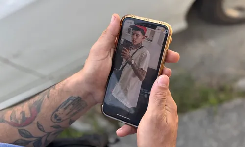 Irmão mostra foto do jovem morto no Rio do Ouro