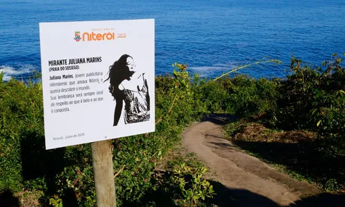 Placa em homenagem a Juliana Marins na Praia do Sossego, em Niterói