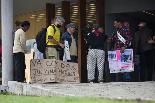 Parentes e amigos chegam para a despedida