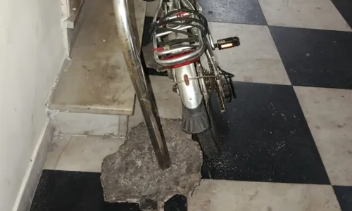 Acusado arrastou bicicleta presa a uma barra de ferro e aos pedaços de concreto quebrado