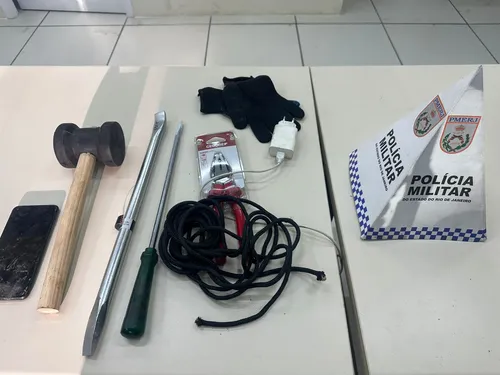 Materiais encontrados com o criminoso