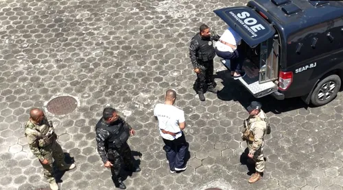 Os detentos saíram do Complexo de Gericinó, na Zona Oeste, por agentes penitenciários.