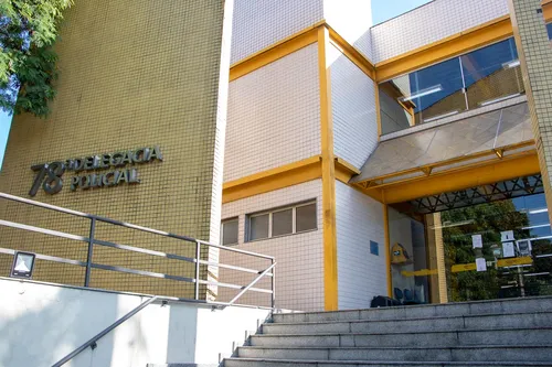 Diante da situação, o Conselho Tutelar foi acionado, compareceu à unidade e conduziu a criança, acompanhada da avó, até a 78ª DP (Fonseca)