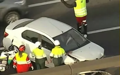 Carro colidiu contra mureta