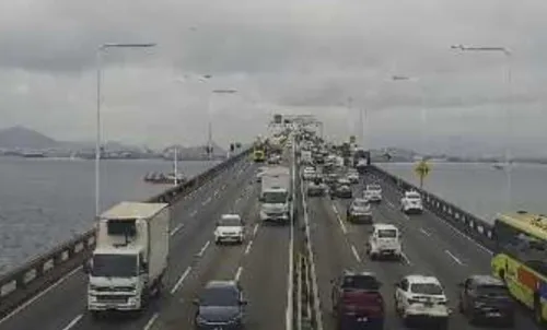 Há grande fluxo de veículos no trecho
