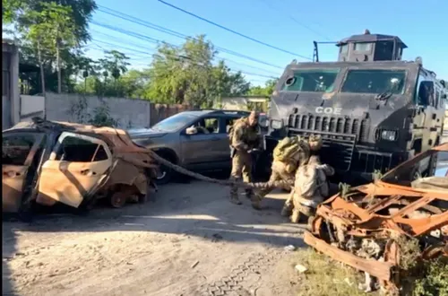 Policiais removem veículos carbonizados por bandidos