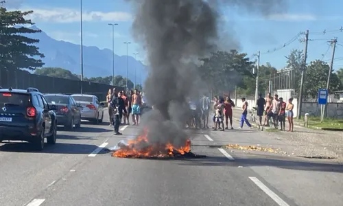 Moradores atearam fogo e interditaram uma faixa da via