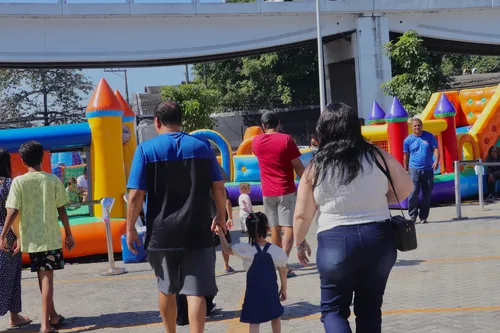 Famílias chegando ao Festival de Infláveis do Mercado Municipal de Niterói