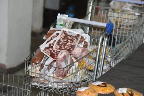 Fiscais encontraram alimentos vencidos e armazenados em locais inadequados