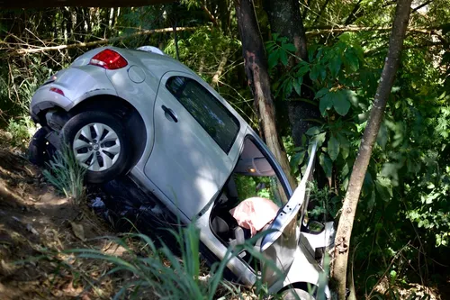Com a força do impacto, os dois veículos foram lançados para uma ribanceira às margens da rodovia