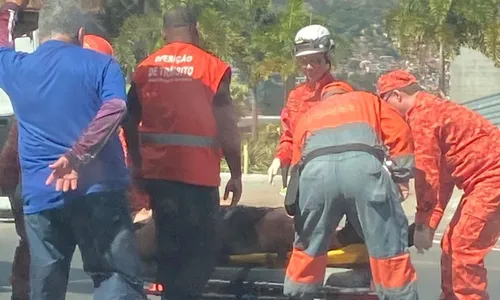 Militares do Corpo de Bombeiros realizando o atendimento à vítima