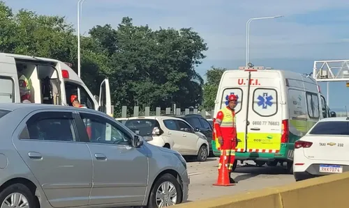 O acidente foi registrado por volta das 15h45 e provocou reflexos no trânsito