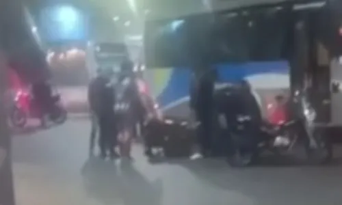 Colisão aconteceu no centro comercial do bairro