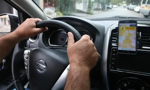 Entenda o que diz a legislação, as diretrizes das empresas de carros por aplicativo e como agir ao esquecer objetos no transporte