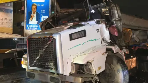 A carreta transportava vigas de concreto