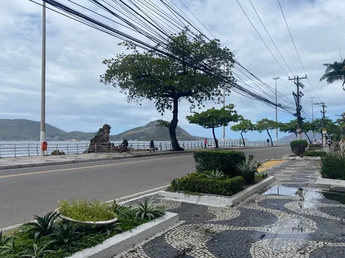 Colisão entre carros aconteceu na altura da Praia João Caetano, no Ingá