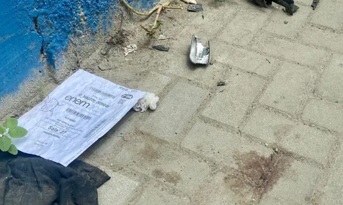 Rastros do acidente ainda estão no local nesta segunda-feira (17)