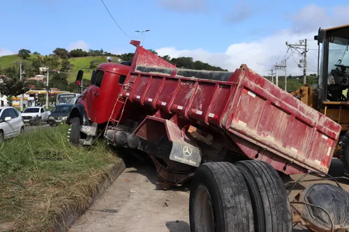 Caminhão perdeu o eixo traseiro e subiu no canteiro da RJ-106