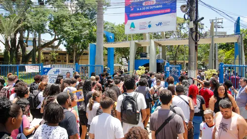 Programa é voltado a alunos com renda familiar de até três salários mínimos