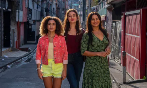 Joélly (Alana Cabral), Gerluce (Sophie Charlotte) e Lígia (Dira Paes)