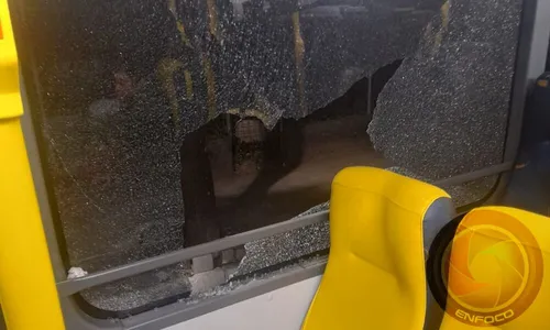 Estado que ficou o vidro do ônibus após o ataque
