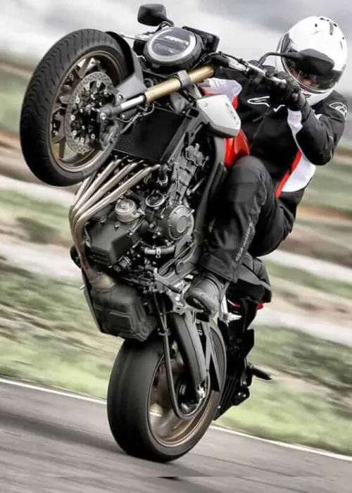 A ação tem como foco o cumprimento de mandados de busca e apreensão em endereços da Zona Norte, Zona Sudoeste e da Baixada Fluminense