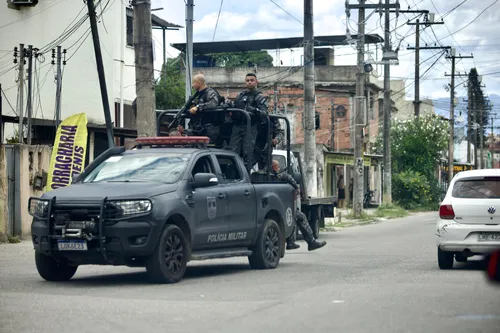 Barricadas foram removidas em vias internas das comunidades da região