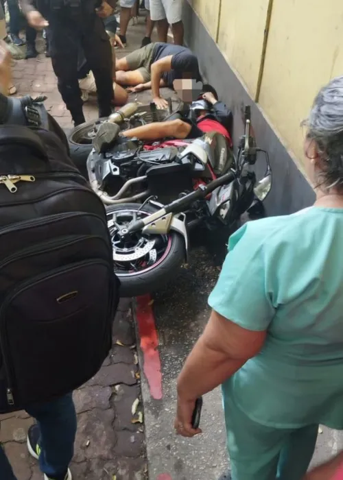 Na troca de tiros, um dos assaltantes foi atingido pelo PM