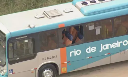 Vidro do ônibus ficou destruído pelo impacto do tiro
