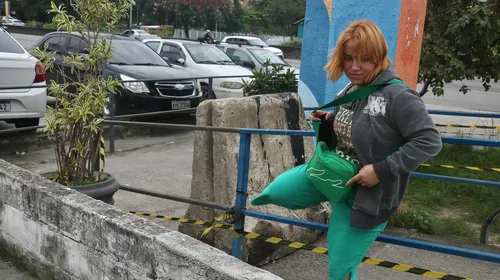 Pedestre burla a proibição e se arrisca a atravessar a passarela