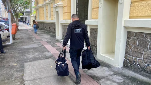 Policial encaminha o material apreendido para a 76ª DP (Niterói)
