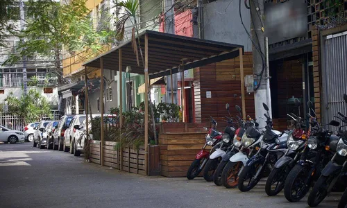 Plataforma instalada ocupa a calçada na Rua Capitão Zeferino, em Icaraí