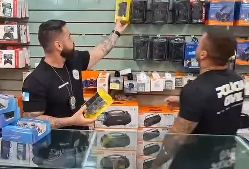 Os agentes apreenderam vários produtos