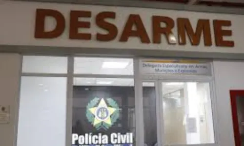Armas, silenciadores e insumos foram encontrados dentro da residência