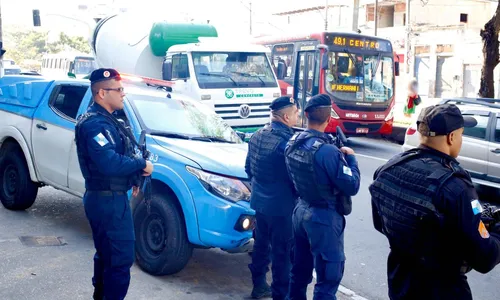 Viaturas da PM estão posicionadas em pontos estratégicos
