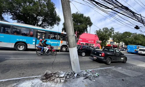 Poste corre risco de cair na Alameda São Boaventura, em Niterói