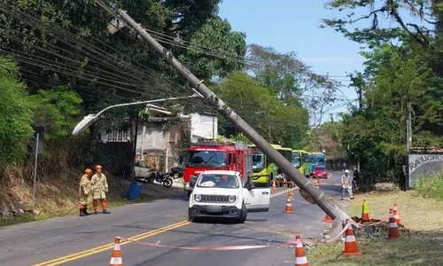 Imagem ilustrativa da imagem Poste tomba após ser atingido por carro em Niterói