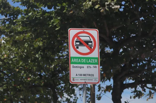 Placa na Praia de Icaraí indica fechamento de 7 às 14 horas aos domingos