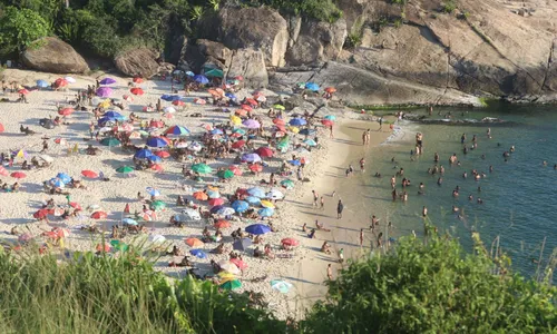 Moradores e turistas lotaram praias por toda a cidade