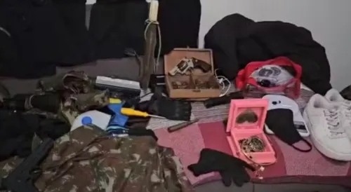 A polícia apreendeu material usado no crime e recuperou bens roubados