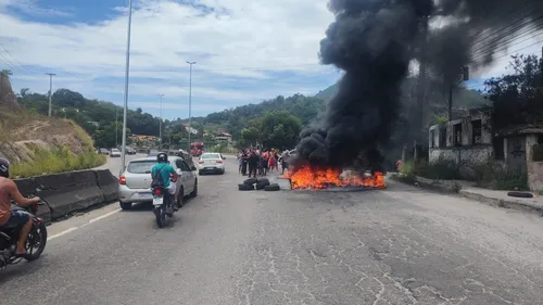 Pneus foram incendiados no meio da via, na pista sentido Niterói