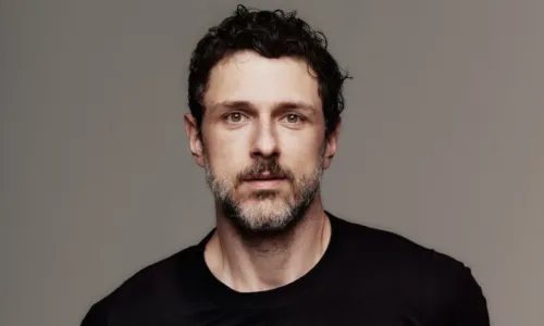 Ator contracenou com Cláudia Raia no musical 'Cabaret'