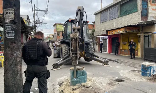 Barreiras que restringem a circulação de moradores e dificultam a entrada das forças de segurança