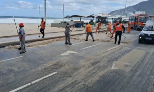 Areia invadiu a Avenida Delfim Moreira, no Leblon
