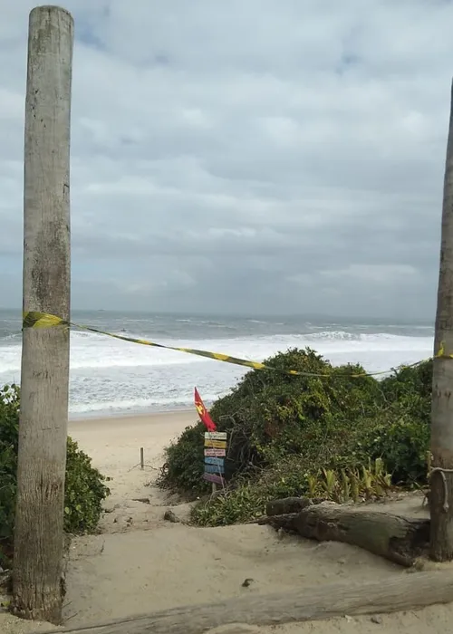 Guarda-vidas fecharam acessos para a areia
