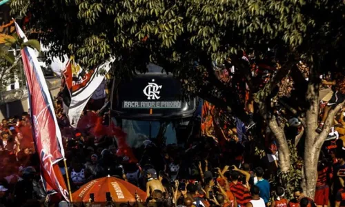 As interdições no entorno do percurso começaram às 5h e incluem bloqueios em ruas próximas para facilitar a movimentação do trio elétrico e do público